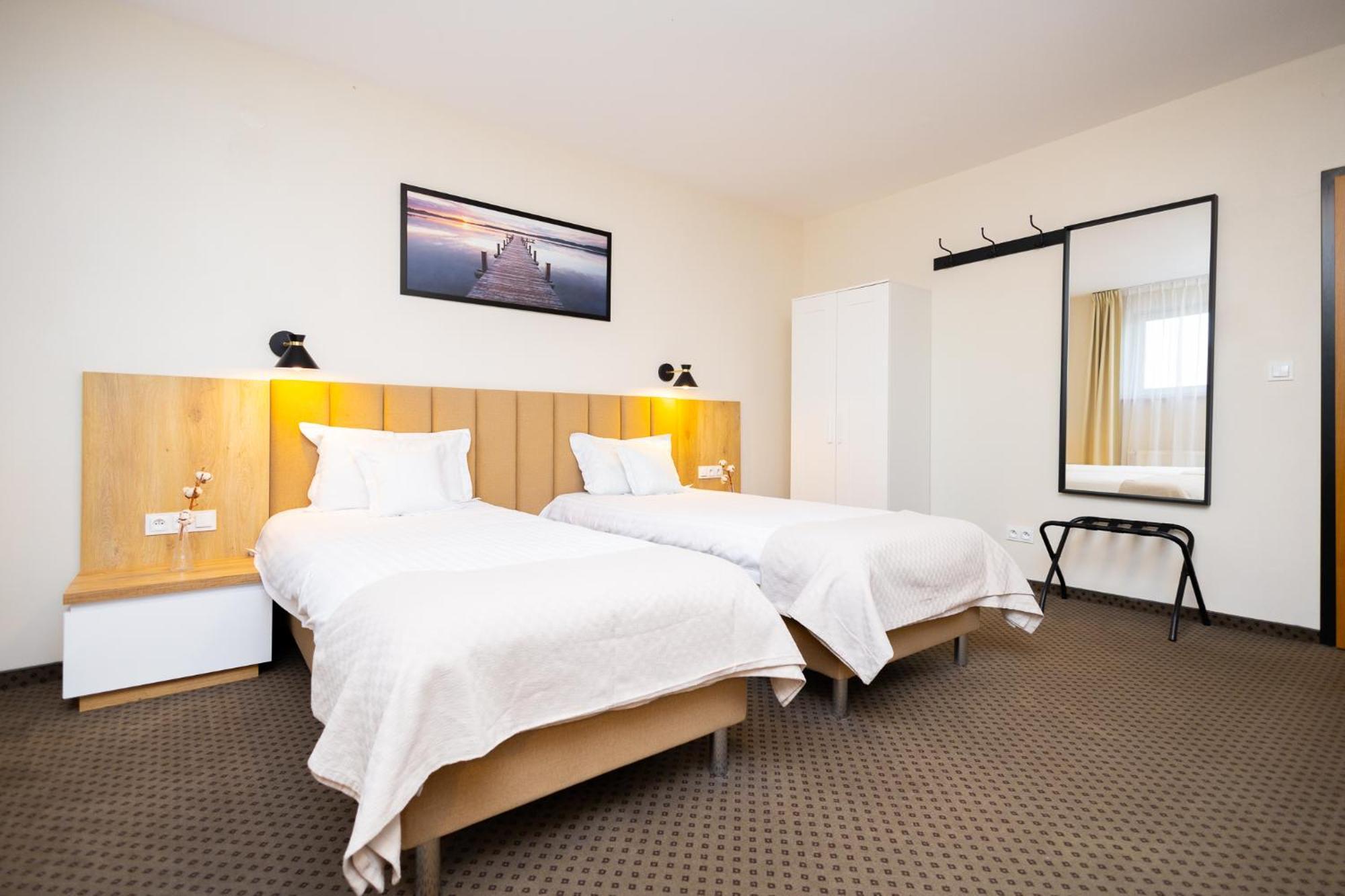 Hotel Arden ชโรดา ชลาสกา ภายนอก รูปภาพ
