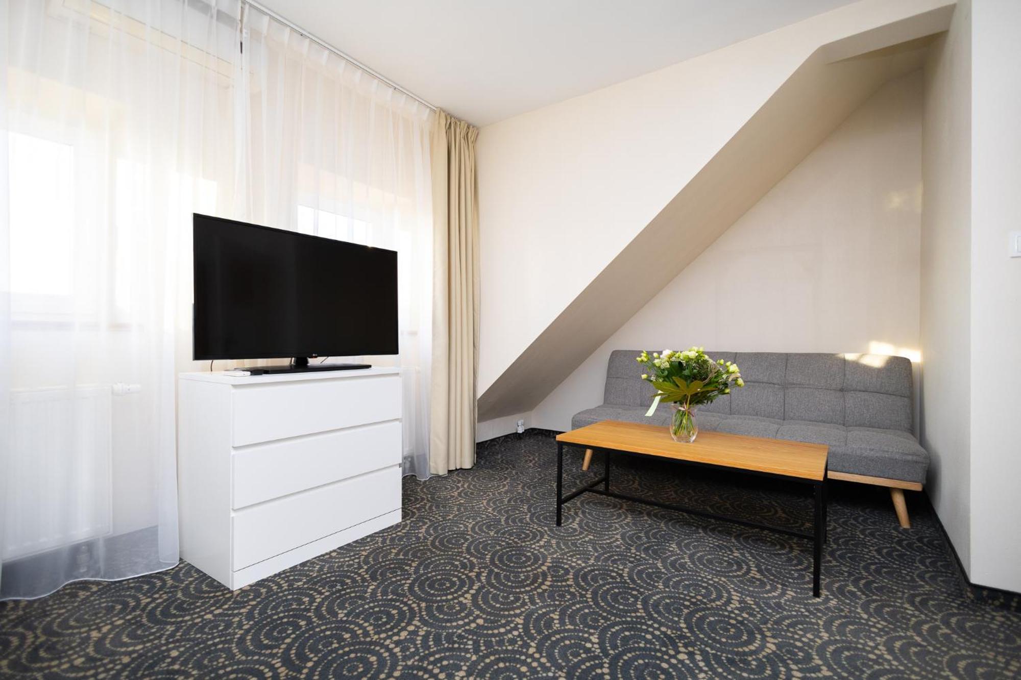 Hotel Arden ชโรดา ชลาสกา ภายนอก รูปภาพ